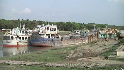 নওয়াপাড়া নৌবন্দরে বাড়ছে পণ্যবাহী জাহাজের জট