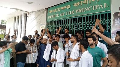 ঢাকা-বরিশাল মহাসড়ক অবরোধ শিক্ষার্থীদের, পুলিশের সঙ্গে দফায় দফায় সংঘর্ষ