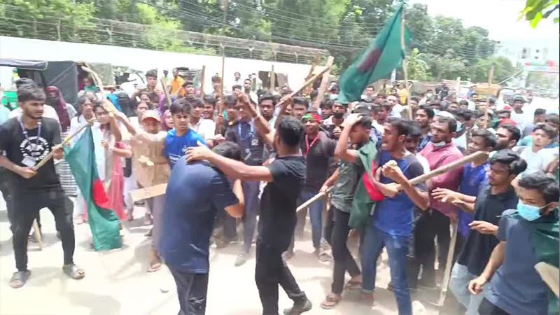 ব্রাহ্মণবাড়িয়ায় কোটা সংস্কার আন্দোলনকারীদের সঙ্গে ছাত্রলীগের ধাওয়া পাল্টা ধাওয়া