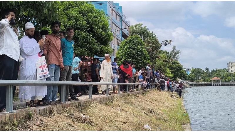 পুলিশের ধাওয়ায় লেকে ঝাঁপ, দুই শিক্ষার্থী নিখোঁজ