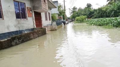 জোয়ারে প্লাবিত বরিশাল নগরীর কয়েকটি এলাকা