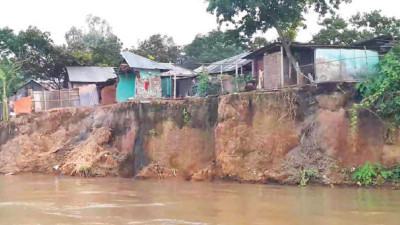 দিনাজপুরে করতোয়ায় ভাঙন আতঙ্কে নদীপাড়ের মানুষ
