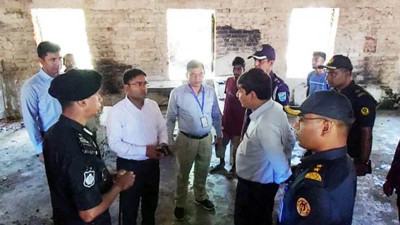 নরসিংদীতে ক্ষতিগ্রস্ত কারাগার পরিদর্শন করেছেন বিভাগীয় কমিশনার