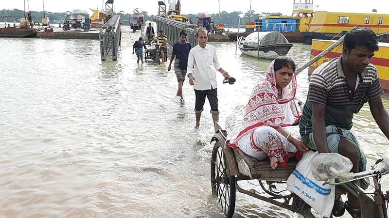 বাগেরহাটে জোয়ারে ডুবছে পন্টুনের সংযোগ সড়ক