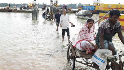 বাগেরহাটে জোয়ারে ডুবছে পন্টুনের সংযোগ সড়ক