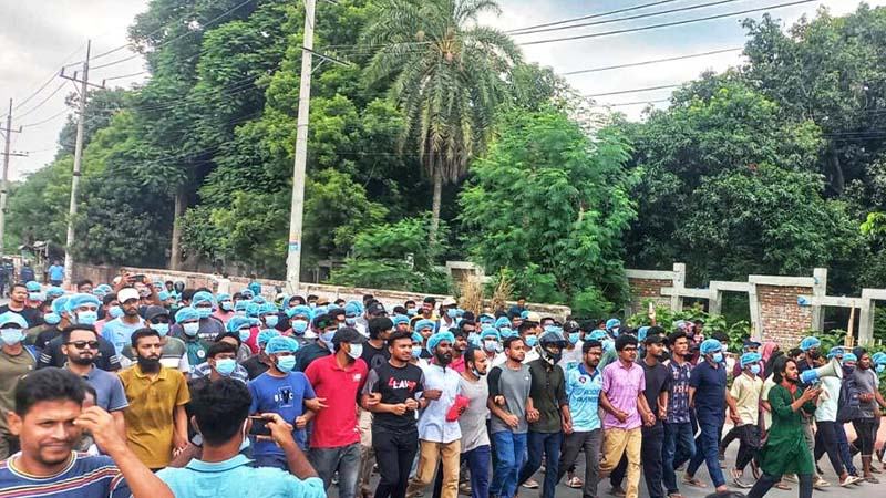 ঢাকা-রাজশাহী মহাসড়কে রাবি শিক্ষার্থীদের বিক্ষোভ