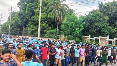 ঢাকা-রাজশাহী মহাসড়কে রাবি শিক্ষার্থীদের বিক্ষোভ
