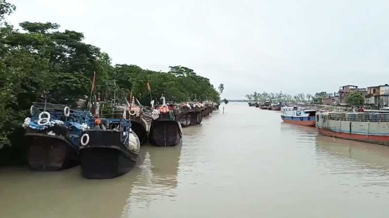 সাগর উত্তাল, খালি হাতে ফিরছেন জেলেরা