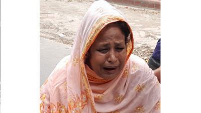 সন্তানকে প্রিজন ভ্যানে দেখে কান্নায় ভেঙে পড়েন মা