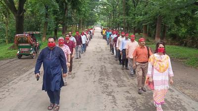 মুখে লাল কাপড় বেঁধে জাবি শিক্ষক-শিক্ষার্থীদের মৌন মিছিল