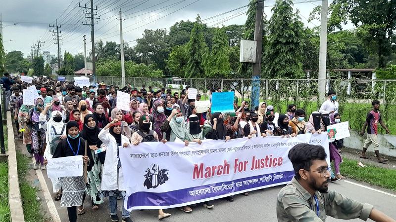  শাবিপ্রবি থেকে কোর্ট পয়েন্ট অভিমুখে শিক্ষার্থীদের মিছিল
