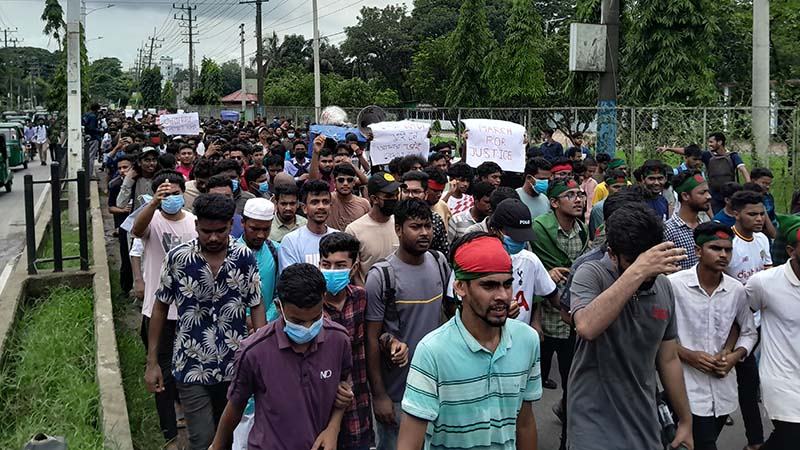 সিলেটে শিক্ষার্থীদের মিছিলে পুলিশের টিয়ারশেল নিক্ষেপ
