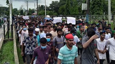 সিলেটে শিক্ষার্থীদের মিছিলে পুলিশের টিয়ারশেল নিক্ষেপ