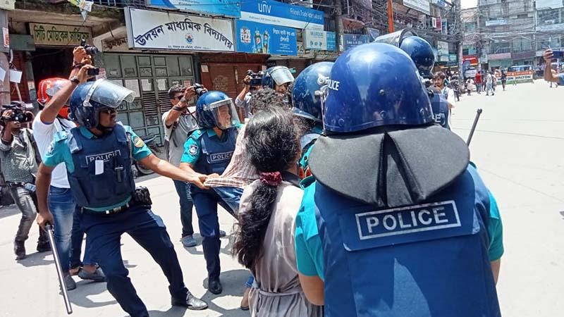 বরিশালে শিক্ষার্থী-পুলিশ দফায় দফায় সংঘর্ষ, আহত ২০
