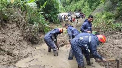 বৃষ্টিতে পাহাড় ধসে বান্দরবান-থানচি সড়ক যোগাযোগ বন্ধ