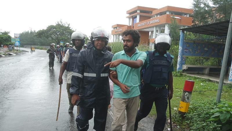 ববিতে পুলিশের ধরপাকড়, আন্দোলনের সমন্বয়কসহ আটক ১২