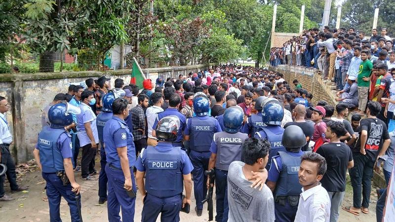 কুড়িগ্রামে শিক্ষার্থীদের বিক্ষোভে পুলিশি বাধার অভিযোগ