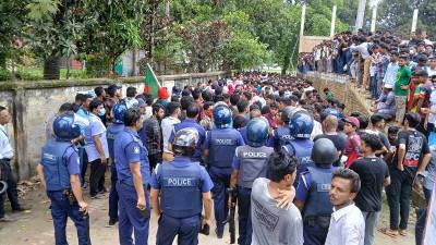 কুড়িগ্রামে শিক্ষার্থীদের বিক্ষোভে পুলিশি বাধার অভিযোগ