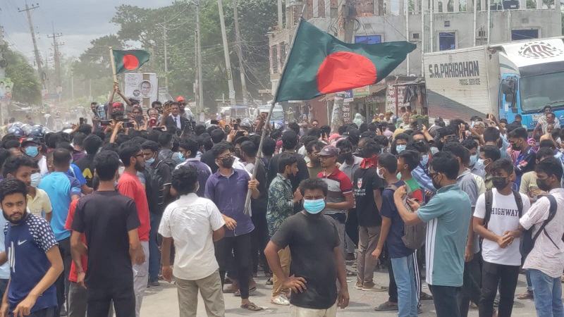 গাইবান্ধায় সড়ক অবরোধ করে শিক্ষার্থীদের বিক্ষোভ