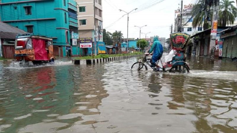 ভারী বৃষ্টিপাতে তলিয়ে গেছে বরিশাল নগরীর বিভিন্ন সড়ক