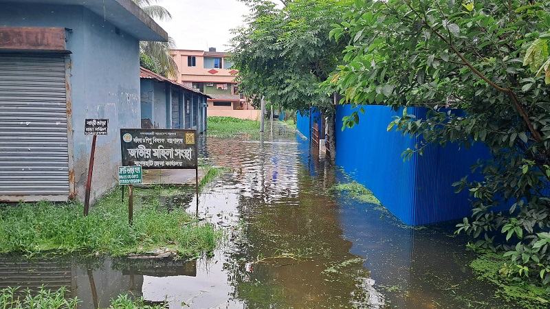 টানা বৃষ্টিতে বাগেরহাট শহরের অলিগলিতে হাঁটুপানি