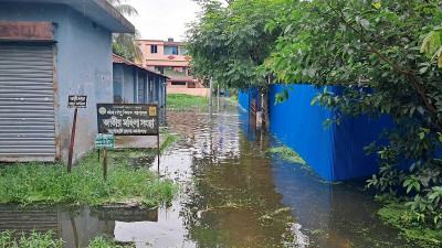 টানা বৃষ্টিতে বাগেরহাট শহরের অলিগলিতে হাঁটুপানি
