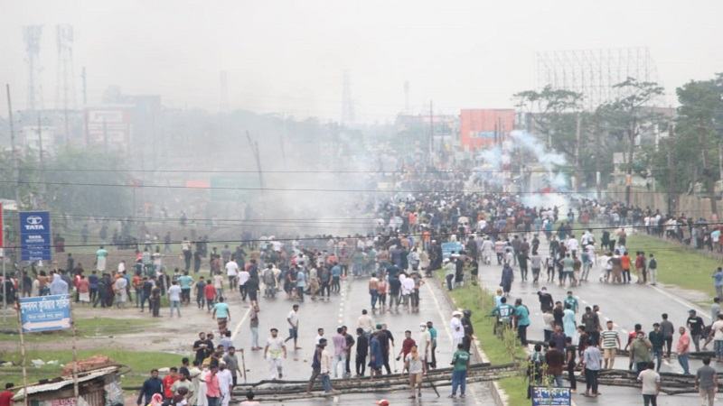 খুলনায় পুলিশের সঙ্গে শিক্ষার্থীদের সংঘর্ষ