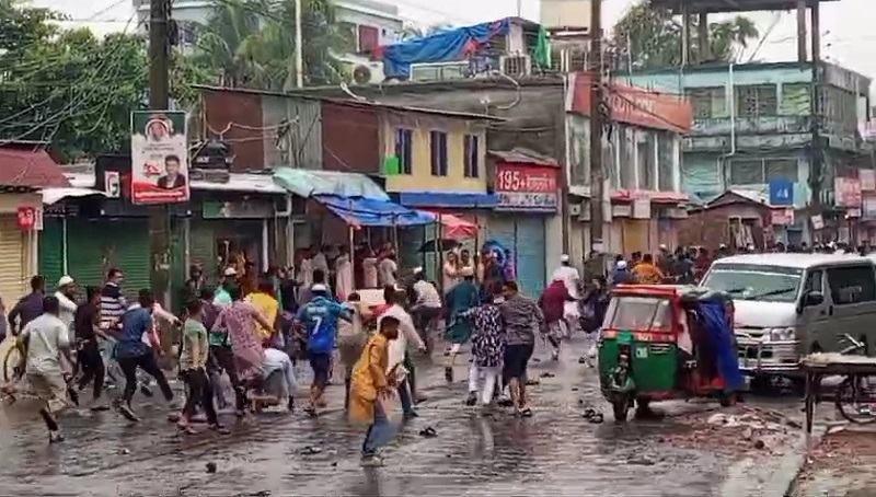 লক্ষ্মীপুরে আন্দোলনকারীদের ওপর যুবলীগ ও ছাত্রলীগের হামলা, বিব্রত পুলিশ