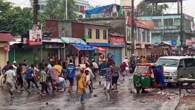 লক্ষ্মীপুরে আন্দোলনকারীদের ওপর যুবলীগ ও ছাত্রলীগের হামলা, বিব্রত পুলিশ