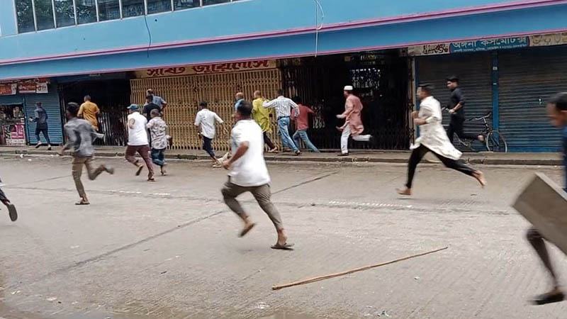 হবিগঞ্জে পুলিশ—আন্দোলনকারীদের সংঘর্ষের মধ্যে পড়ে যুবক নিহত