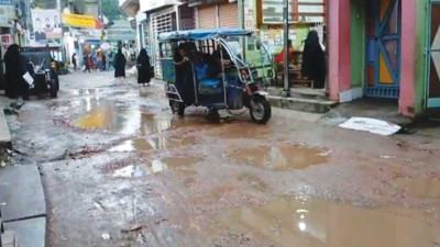 সড়ক ভাঙা, জরাজীর্ণ ড্রেন সংস্কারে ধীরগতি