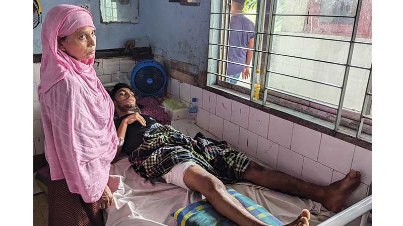 পা হারানোর শঙ্কায় গুলিবিদ্ধ শিক্ষার্থী জিয়াউল হক