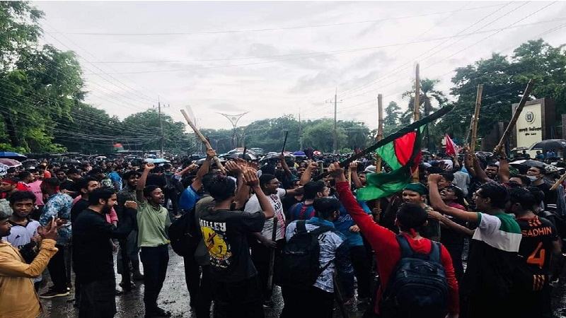 রাজশাহীতে শিক্ষার্থীদের বিক্ষোভ, মহাসড়ক অবরোধ
