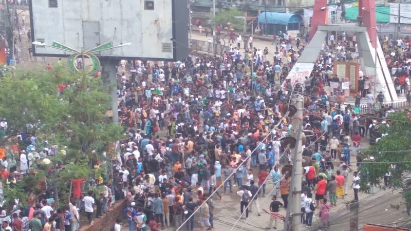 নারায়ণগঞ্জে শহীদ মিনার ও বিজয়স্তম্ভের সামনে আন্দোলনকারীদের অবস্থান