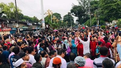 হল-ক্যাম্পাস খুলে দিতে ২৪ ঘণ্টার আল্টিমেটাম রাবি শিক্ষার্থীদের