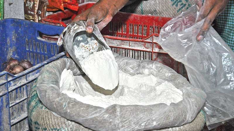 নিতাইগঞ্জে আটা-ময়দা বেচাকানায় মন্দা