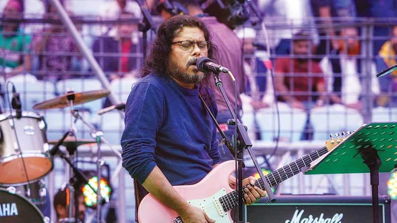 শিক্ষার্থীদের সঙ্গে সংহতি জানালেন জেমস