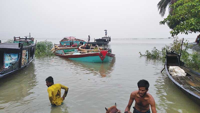 ধনু নদের বালি দিয়ে ভরাট করা হচ্ছে আশ্রয়ণ প্রকল্পের জমি