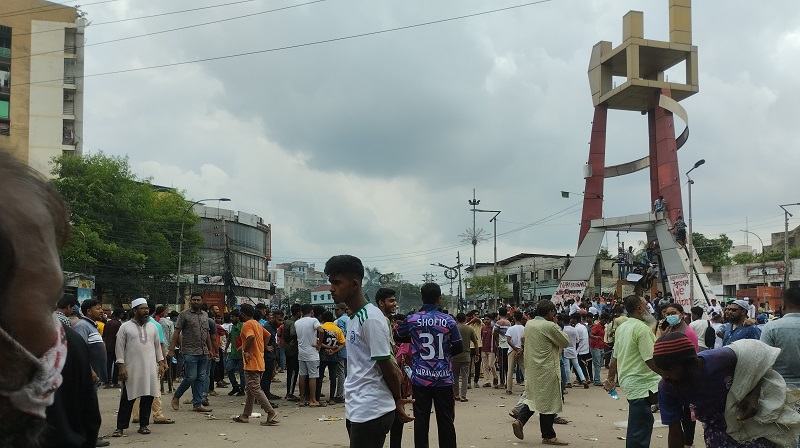 নারায়ানগঞ্জে আন্দোলনকারীদের বিক্ষোভ, ভাঙচুর ও অগ্নিসংযোগ