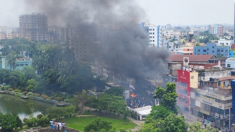 খুলনায় আ.লীগ কার্যালয়ে আগুন, শহরের গুরুত্বপূর্ণ মোড় আন্দোলনকারীদের দখলে