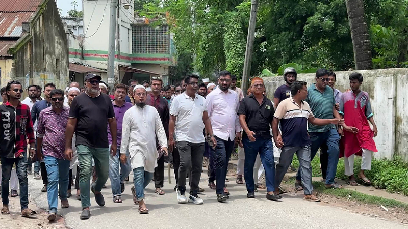 একদফার প্রতিবাদে হিলিতে বিক্ষোভ মিছিল করেছে আ. লীগ