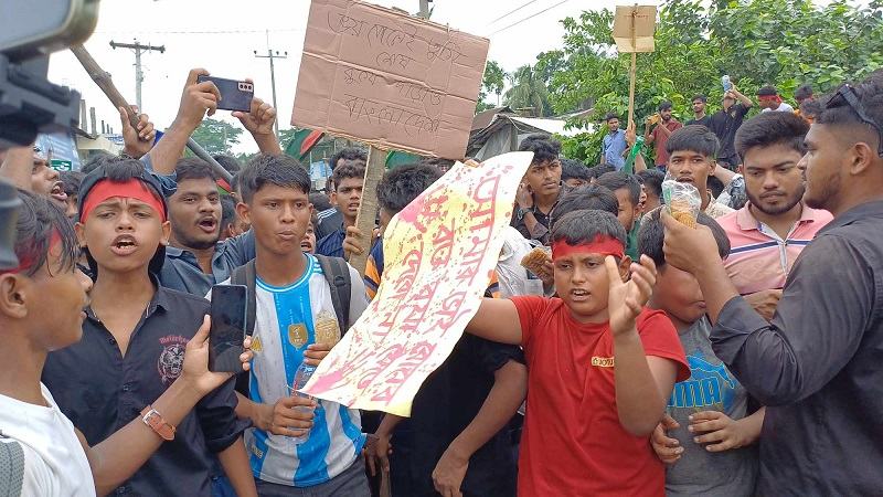 বরগুনায় বৈষম্যবিরোধী ছাত্র আন্দোলনের ব্যানারে শিক্ষার্থীদের বিক্ষোভ ও গণমিছিল
