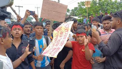 বরগুনায় বৈষম্যবিরোধী ছাত্র আন্দোলনের ব্যানারে শিক্ষার্থীদের বিক্ষোভ ও গণমিছিল