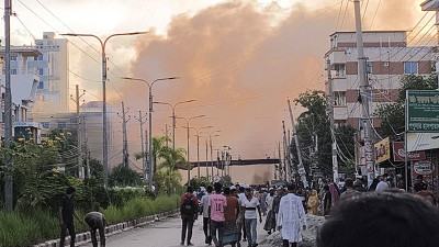 মাদারীপুরে শাজাহান খান ও বাহাউদ্দিন নাছিমের বাসভবনে হামলা, লুটপাট ও অগ্নিসংযোগ