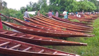 নড়াইলে পেশা ছাড়ছেন নৌকা কারিগর