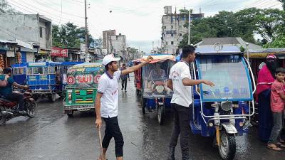 লক্ষ্মীপুরে ট্রাফিক নিয়ন্ত্রণে শিক্ষার্থীরা