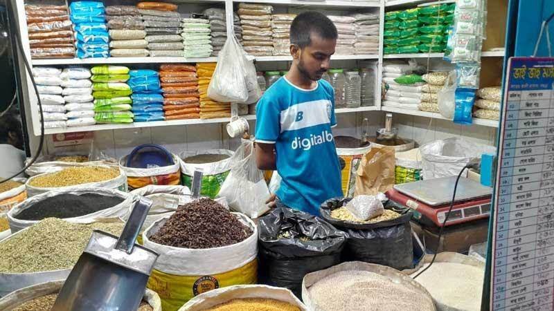বগুড়ায় খুলছে দোকানপাট স্বাভাবিক হচ্ছে জনজীবন