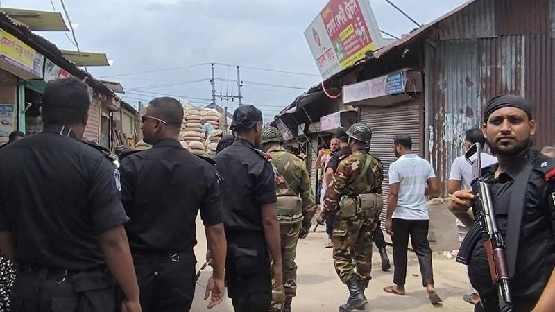 মাদারীপুরে দ্রব্যমূল্য নিয়ন্ত্রণে সেনাবাহিনী ও র‌্যাবের অভিযান, সঙ্গে শিক্ষার্থীরা