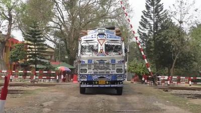 আধাবেলা বন্ধ থাকার পর শুরু আমদানি-রফতানি