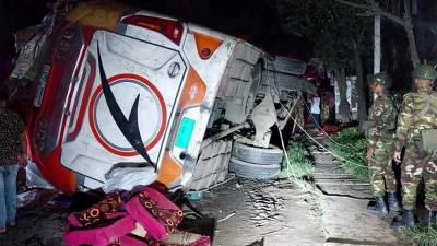 নরসিংদীতে নিয়ন্ত্রণ হারিয়ে ওভারপাস থেকে ৩০ ফুট নিচে বাস, নিহত ১